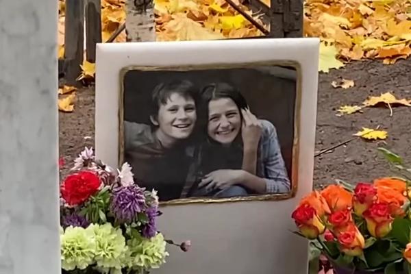 Ромео и Джульетта «Норд Оста». У могил влюблённых подростков — всегда цветы Ромео и Джульетта «Норд Оста». У могил влюблённых подростков — всегда цветы