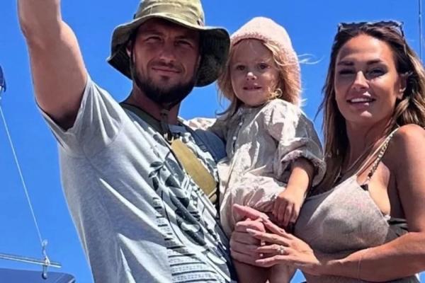 &laquo;Не всё говорит&raquo;. Жена звезды &laquo;Дома-2&raquo; Задойнова рассказала о муже на СВО