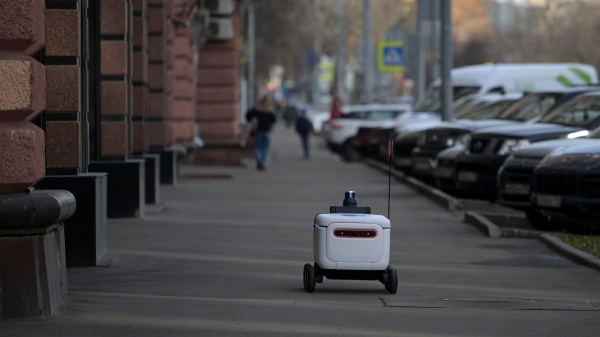 В Москве робот-доставщик слушал выступление уличного музыканта два часа