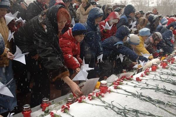 Ромео и Джульетта «Норд Оста». У могил влюблённых подростков — всегда цветы Ромео и Джульетта «Норд Оста». У могил влюблённых подростков — всегда цветы