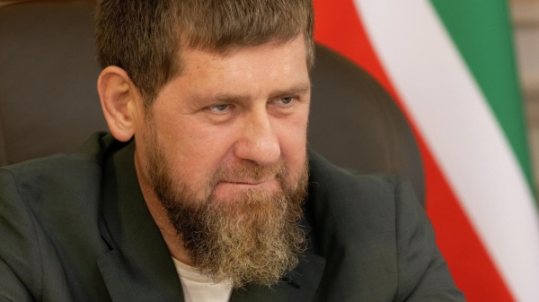 Кадырову в день рождения подарили меч 1-го имама Северного Кавказа Шейха Мансура Кадырову в день рождения подарили меч 1-го имама Северного Кавказа Шейха Мансура