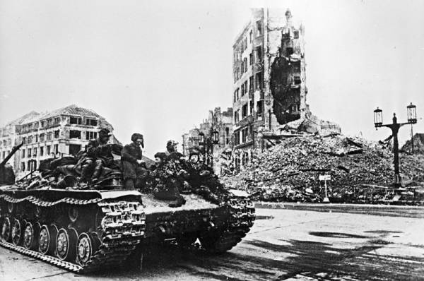 Ужас &laquo;Иосифа Сталина&raquo;. Тайны &laquo;забытого&raquo; парада Победы осенью 1945 в Берлине