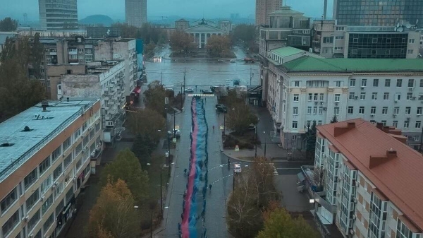 В центре Донецка молодежь развернула флаг ДНР длиной 200 метров ко Дню флага В центре Донецка молодежь развернула флаг ДНР длиной 200 метров ко Дню флага