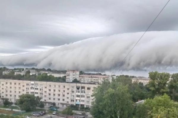 В небе над Хабаровском увидели &laquo;облачное цунами&raquo;