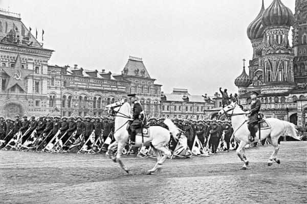 Ужас &laquo;Иосифа Сталина&raquo;. Тайны &laquo;забытого&raquo; парада Победы осенью 1945 в Берлине