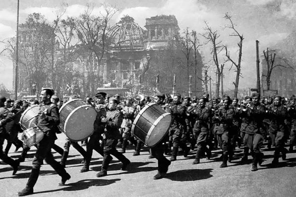 Ужас &laquo;Иосифа Сталина&raquo;. Тайны &laquo;забытого&raquo; парада Победы осенью 1945 в Берлине
