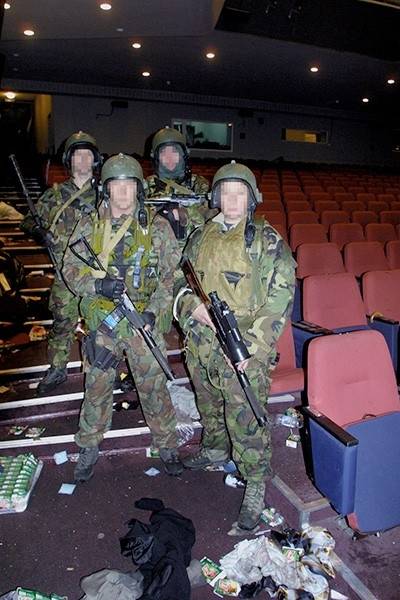 Ромео и Джульетта «Норд Оста». У могил влюблённых подростков — всегда цветы Ромео и Джульетта «Норд Оста». У могил влюблённых подростков — всегда цветы