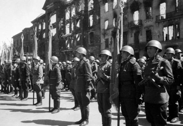 Ужас &laquo;Иосифа Сталина&raquo;. Тайны &laquo;забытого&raquo; парада Победы осенью 1945 в Берлине