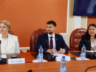 Строительство совмещённого моста через Амур обсудили губернатор Амурской области и губернатор китайской провинции Хэйлунцзян Строительство совмещённого моста через Амур обсудили губернатор Амурской области и губернатор китайской провинции Хэйлунцзян