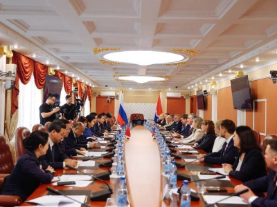 Строительство совмещённого моста через Амур обсудили губернатор Амурской области и губернатор китайской провинции Хэйлунцзян Строительство совмещённого моста через Амур обсудили губернатор Амурской области и губернатор китайской провинции Хэйлунцзян